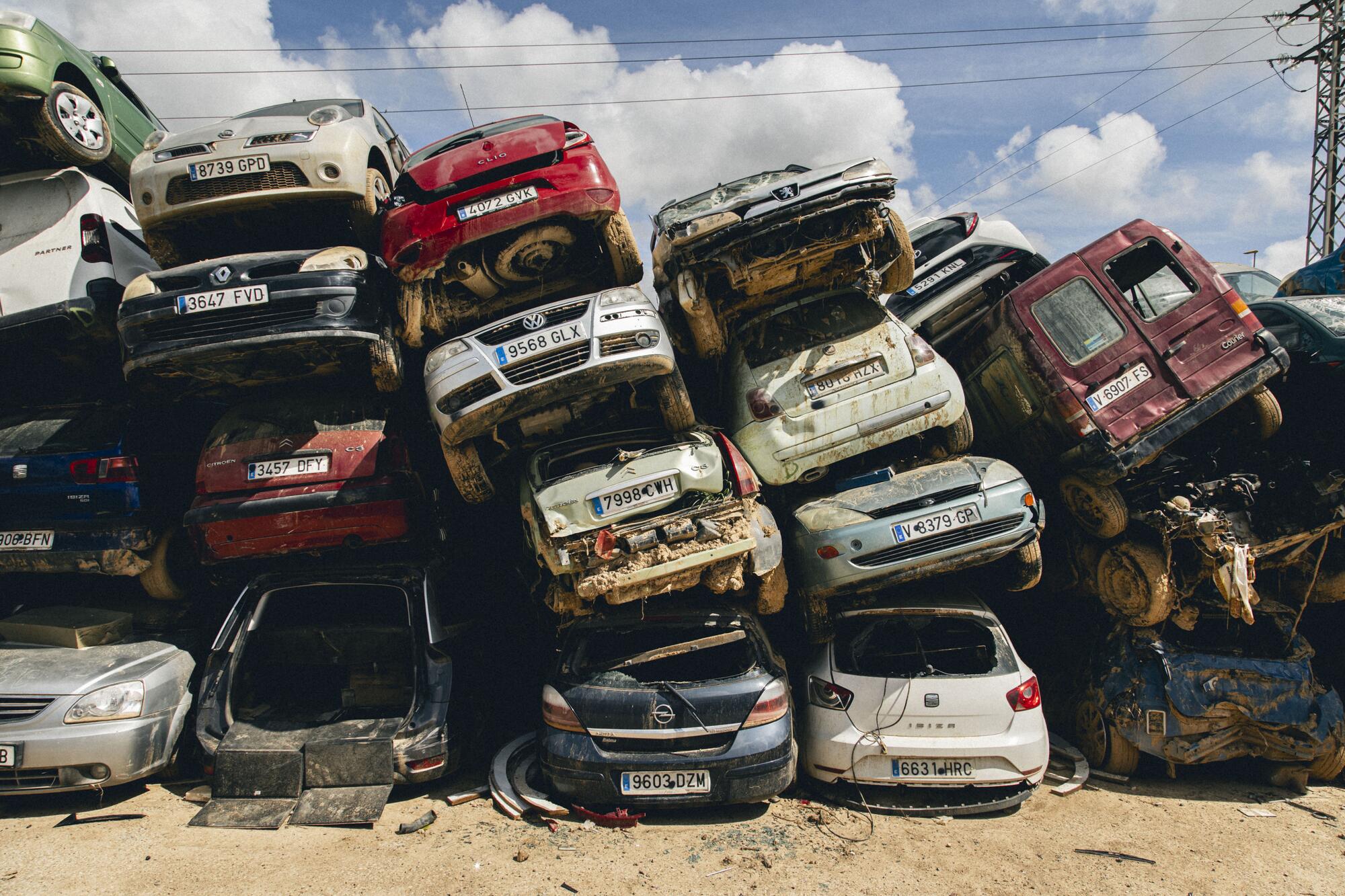 Coches apilados por la dana de Valencia. Foto de Rose Hurtado para el libro 'Memòria del fang'